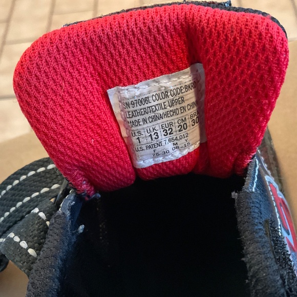 Sketchers STAR WARS Darth Vader runners - size 1Y - Picture 9 of 10